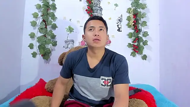 Snapshot of NataliaAndJulliam chatting on 01/13/26, 03:54 NataliaAndJulliam online show from 01/13/26, 03:54