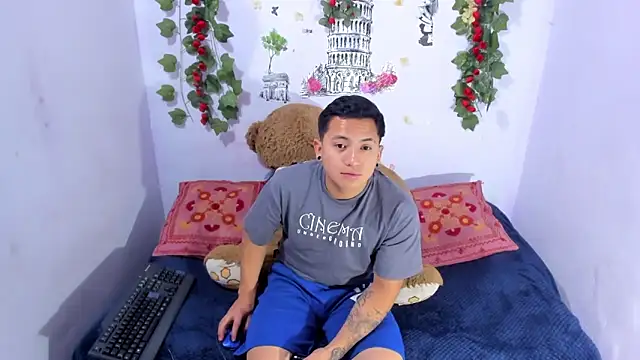 NataliaAndJulliam online show from 10/22/25, 04:34