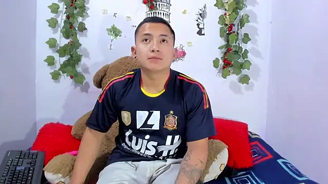 Snapshot of NataliaAndJulliam chatting on 02/12/26, 05:07 NataliaAndJulliam online show from 02/12/26, 05:07