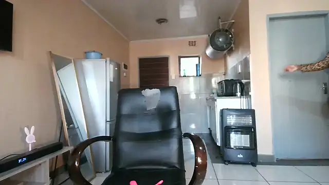 BusybooobsXXX3 online show from 10/24/25, 04:11