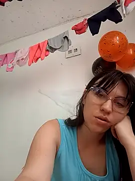 Snapshot of lareinalareinadelanal chatting on 10/26/25, 01:44 lareinalareinadelanal online show from 10/26/25, 01:44