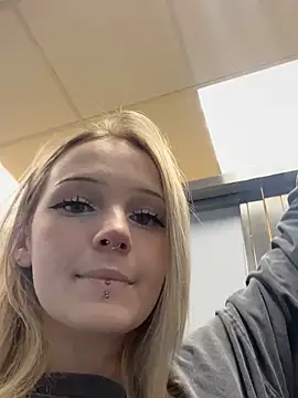 Snapshot of softlyblessed chatting on 10/08/25, 09:04 softlyblessed online show from 10/08/25, 09:04