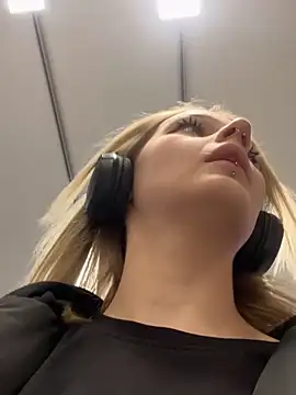 Snapshot of softlyblessed chatting on 10/14/25, 02:28 softlyblessed online show from 10/14/25, 02:28