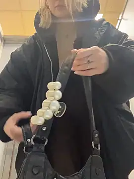 Snapshot of softlyblessed chatting on 09/21/25, 05:51 softlyblessed online show from 09/21/25, 05:51