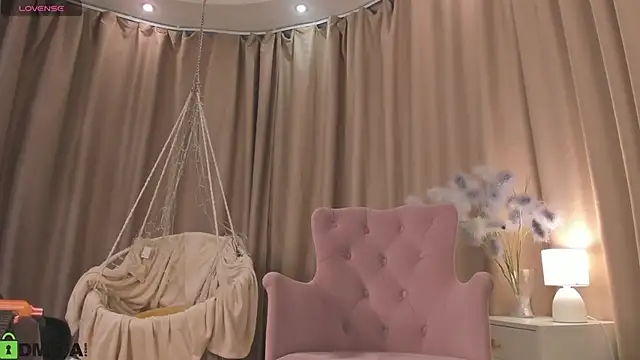 Snapshot of Naomi___Rias chatting on 10/14/25, 12:44 Naomi Rias online show from 10/14/25, 12:44