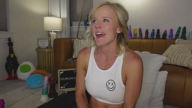 Snapshot of Taylorlove303 chatting on 09/24/25, 10:22 Taylorlove303 online show from 09/24/25, 10:22