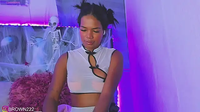 Snapshot of _naomibrown_ chatting on 10/04/25, 04:36 naomibrown online show from 10/04/25, 04:36