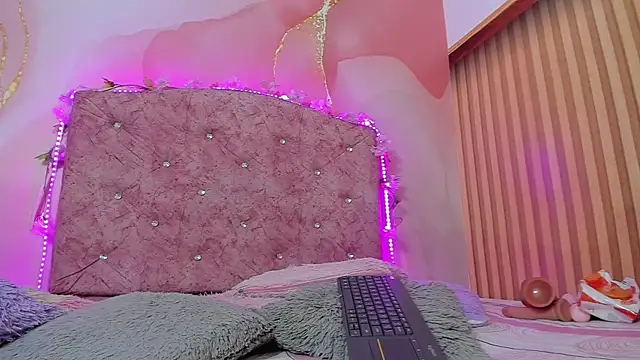 violet taylor  online show from 12/18/25, 02:27