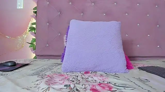 Snapshot of violet_taylor_ chatting on 04/28/26, 02:21 violet taylor online show from 04/28/26, 02:21