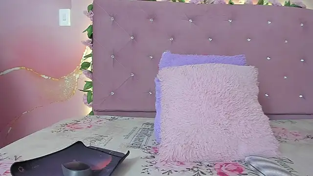 Snapshot of violet_taylor_ chatting on 05/26/26, 02:20 violet taylor online show from 05/26/26, 02:20