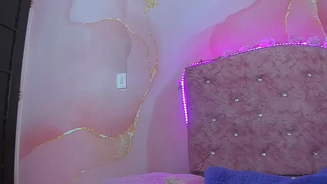 violet taylor  online show from 11/10/25, 02:16