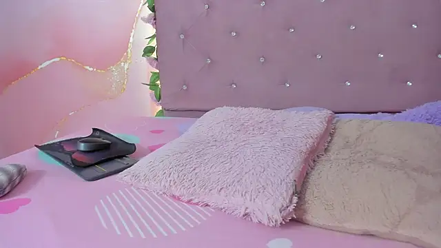 Snapshot of violet_taylor_ chatting on 06/23/26, 02:20 violet taylor online show from 06/23/26, 02:20