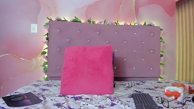 violet taylor  online show from 04/08/26, 02:24