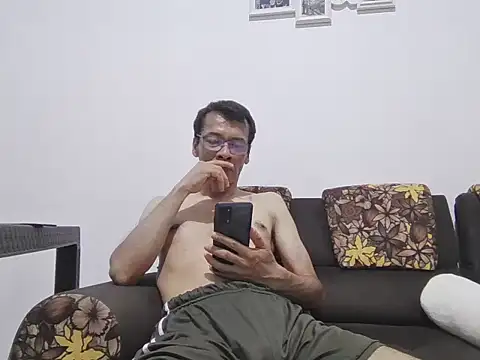 Snapshot of skinnylatino51 chatting on 12/22/25, 12:11 skinnylatino51 online show from 12/22/25, 12:11