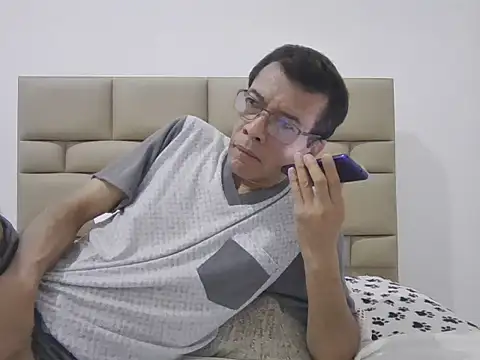 Snapshot of skinnylatino51 chatting on 02/19/26, 01:35 skinnylatino51 online show from 02/19/26, 01:35