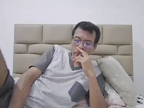 Snapshot of skinnylatino51 chatting on 02/20/26, 01:24 skinnylatino51 online show from 02/20/26, 01:24