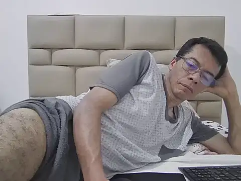 Snapshot of skinnylatino51 chatting on 02/24/26, 01:39 skinnylatino51 online show from 02/24/26, 01:39