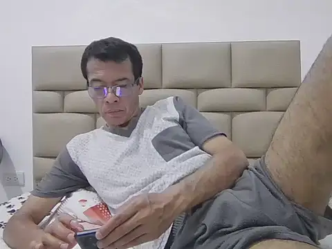 Snapshot of skinnylatino51 chatting on 02/18/26, 12:52 skinnylatino51 online show from 02/18/26, 12:52