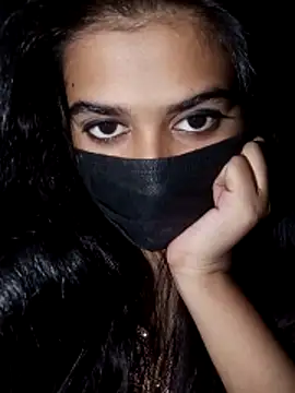 umairahaasan 1 online show from 11/18/25, 10:29