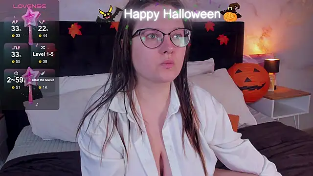 HelenDanvers online show from 10/30/25, 01:37