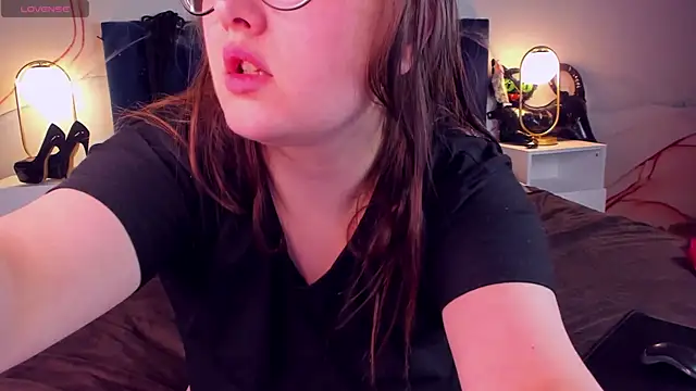 HelenDanvers online show from 11/06/25, 03:10