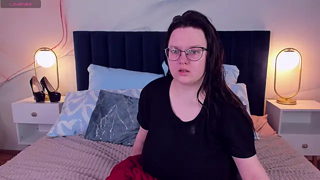 HelenDanvers online show from 11/30/25, 02:45