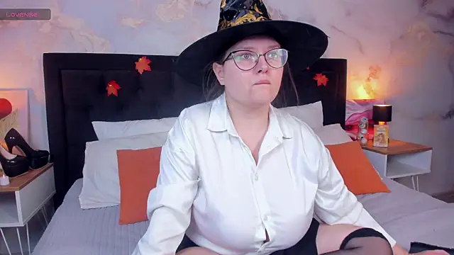 HelenDanvers online show from 10/29/25, 10:03