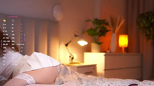 Julia PR0 online show from 12/04/25, 05:06