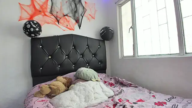 Emmantho online show from 10/22/25, 03:22