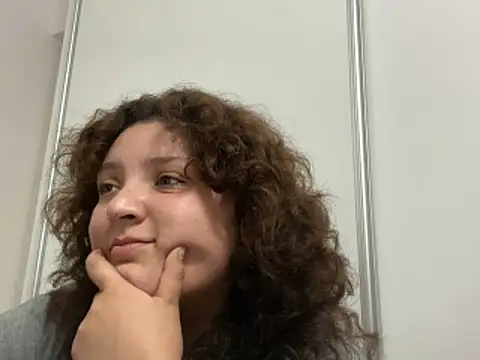 Snapshot of Solangerulo_ chatting on 02/15/26, 05:19 Solangerulo online show from 02/15/26, 05:19