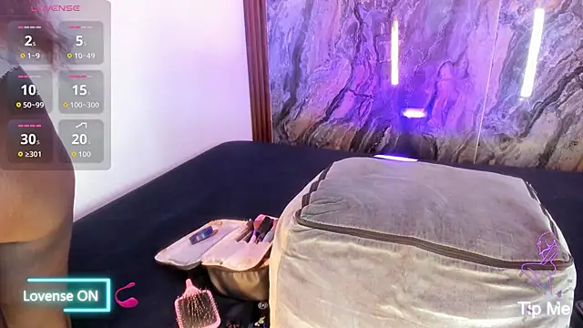 Snapshot of MiiaaCollinss chatting on 12/04/25, 04:06 MiiaaCollinss online show from 12/04/25, 04:06