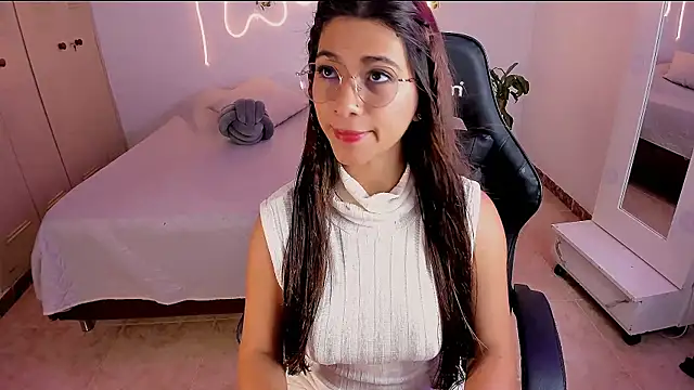 Snapshot of sara_doll77 chatting on 10/08/25, 09:15 sara doll77 online show from 10/08/25, 09:15