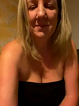 Snapshot of X-Victoria-X chatting on 09/20/25, 03:55 X-Victoria-X online show from 09/20/25, 03:55