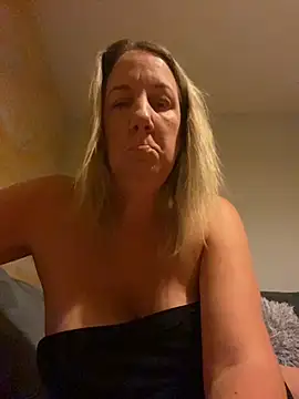 Snapshot of X-Victoria-X chatting on 09/10/25, 04:11 X-Victoria-X online show from 09/10/25, 04:11