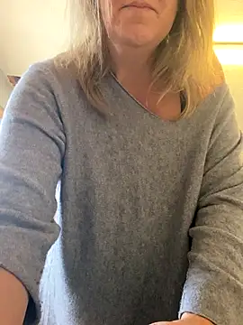 Snapshot of X-Victoria-X chatting on 10/04/25, 03:57 X-Victoria-X online show from 10/04/25, 03:57