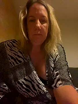 Snapshot of X-Victoria-X chatting on 09/12/25, 04:12 X-Victoria-X online show from 09/12/25, 04:12