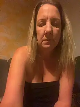 Snapshot of X-Victoria-X chatting on 09/21/25, 03:44 X-Victoria-X online show from 09/21/25, 03:44