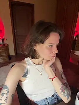 Snapshot of enchanting_chloe chatting on 10/11/25, 06:31 enchanting chloe online show from 10/11/25, 06:31