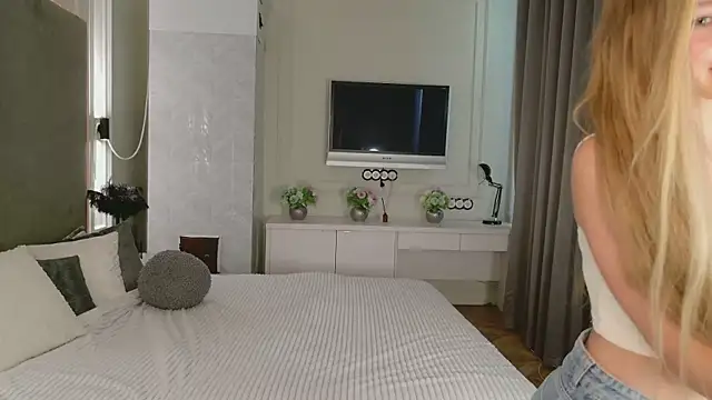 Snapshot of milaa_sun chatting on 06/26/26, 04:07 milaa sun online show from 06/26/26, 04:07