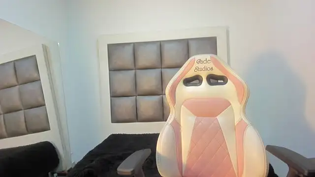 Mia lopez   online show from 09/19/25, 01:15