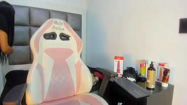 Mia lopez   online show from 10/07/25, 01:01