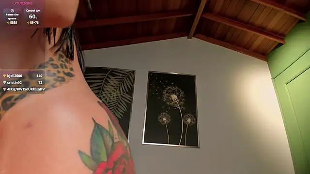 Snapshot of MeganScott chatting on 12/04/24, 11:08 MeganScott online show from 12/04/24, 11:08