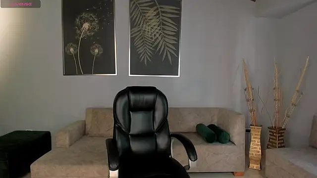 Snapshot of MeganScott chatting on 12/04/24, 08:01 MeganScott online show from 12/04/24, 08:01