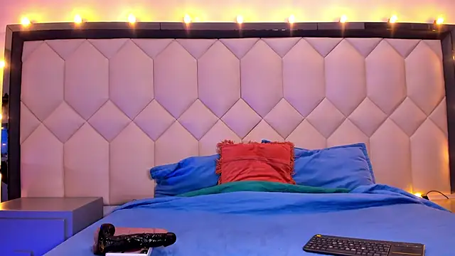 Scarletbigbug online show from 10/27/25, 03:13