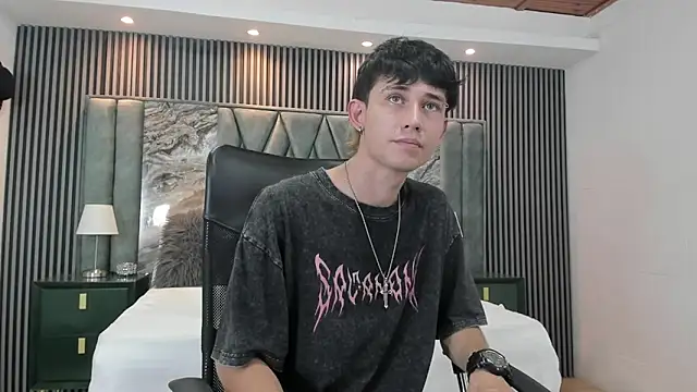 Snapshot of Michael_blue chatting on 10/30/25, 08:17 Michael blue online show from 10/30/25, 08:17