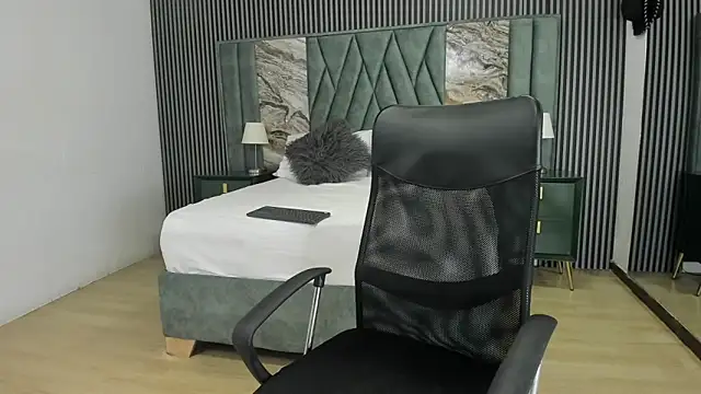 Snapshot of Michael_blue chatting on 10/28/25, 09:03 Michael blue online show from 10/28/25, 09:03