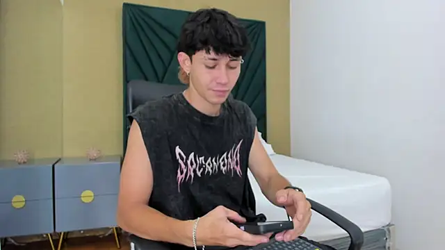 Snapshot of Michael_blue chatting on 12/18/25, 11:47 Michael blue online show from 12/18/25, 11:47