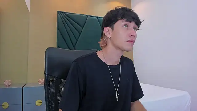 Snapshot of Michael_blue chatting on 12/17/25, 11:59 Michael blue online show from 12/17/25, 11:59