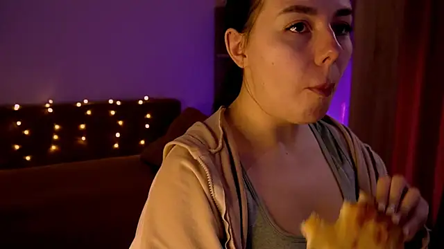 Snapshot of Di_na_Bell chatting on 12/18/25, 06:51 Di na Bell online show from 12/18/25, 06:51