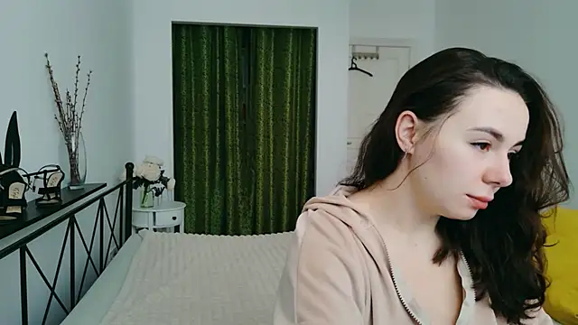 Snapshot of Di_na_Bell chatting on 10/06/25, 06:36 Di na Bell online show from 10/06/25, 06:36